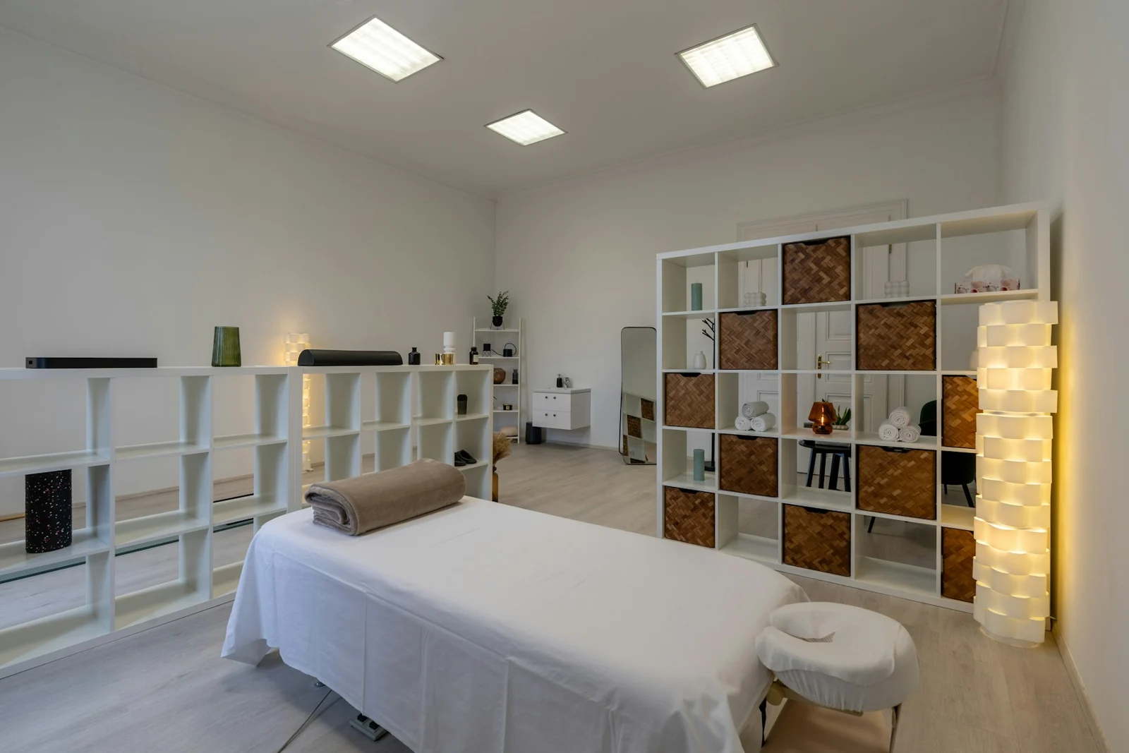 A massage room is clean and ready for a session.；第三方摄影参考