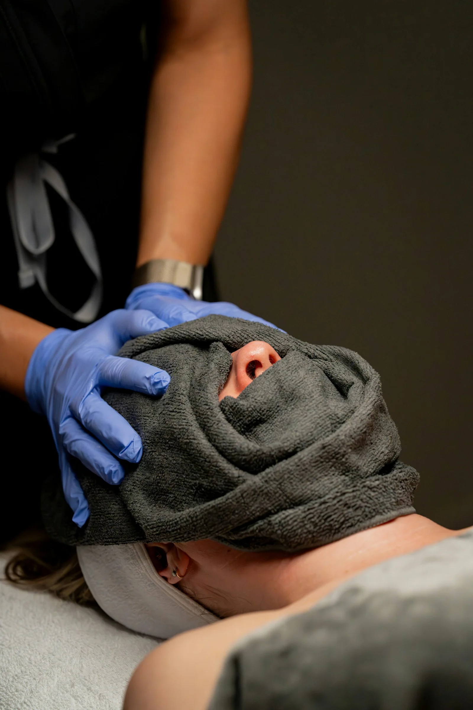 Spa treatment with a towel covering the face；第三方摄影参考